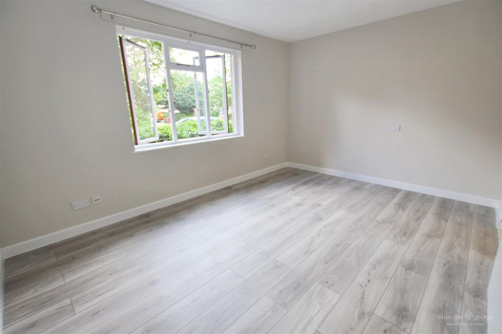 Property photo 3 of 7 Living Room