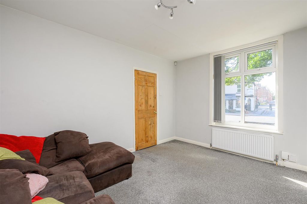 Property photo 3 of 16 Lounge