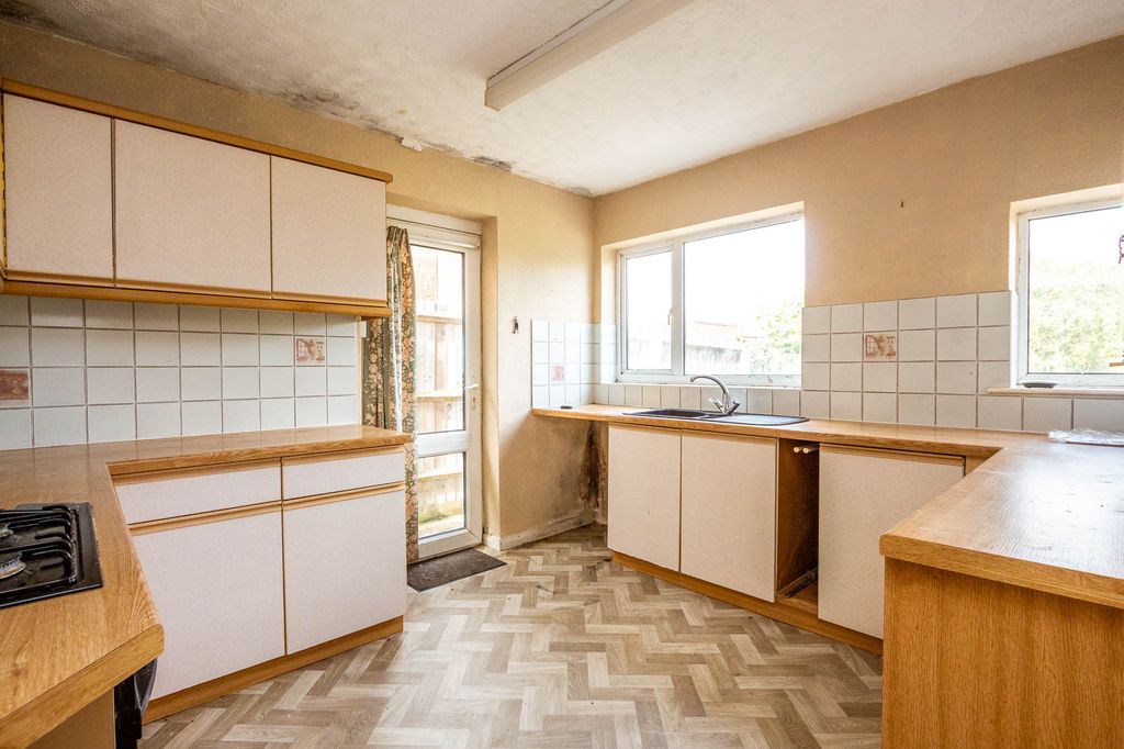 Property photo 3 of 10 Kitchen