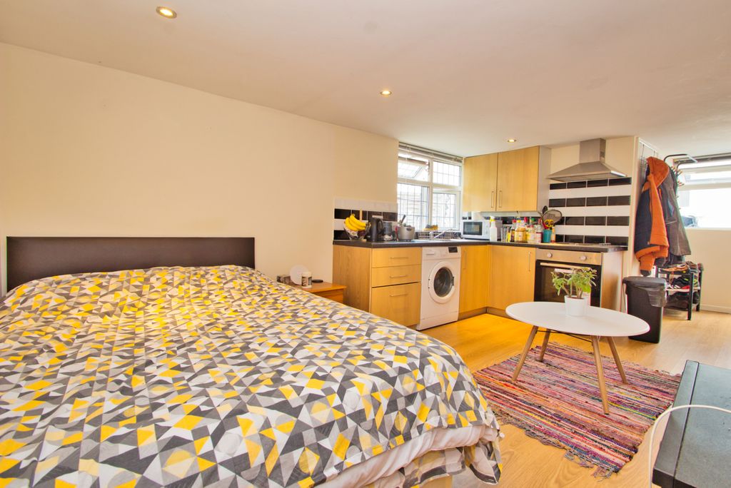 Property photo 1 of 6 Gf Studio Flat - Hanger Lane