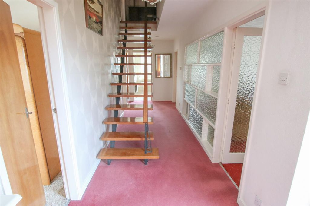 Property photo 3 of 22 Entrance Hall
