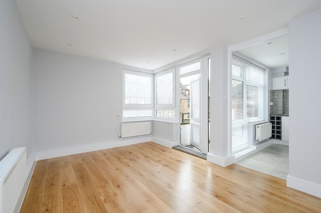 Property photo 2 of 7 7 Manningtree Close-