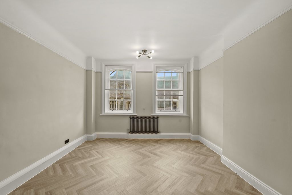 Property photo 3 of 17 Richmond Chambers  (4)