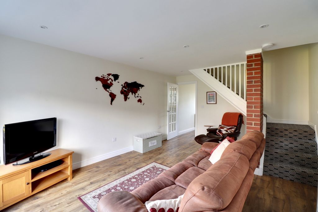 Property photo 3 of 16 Spacious Living Room