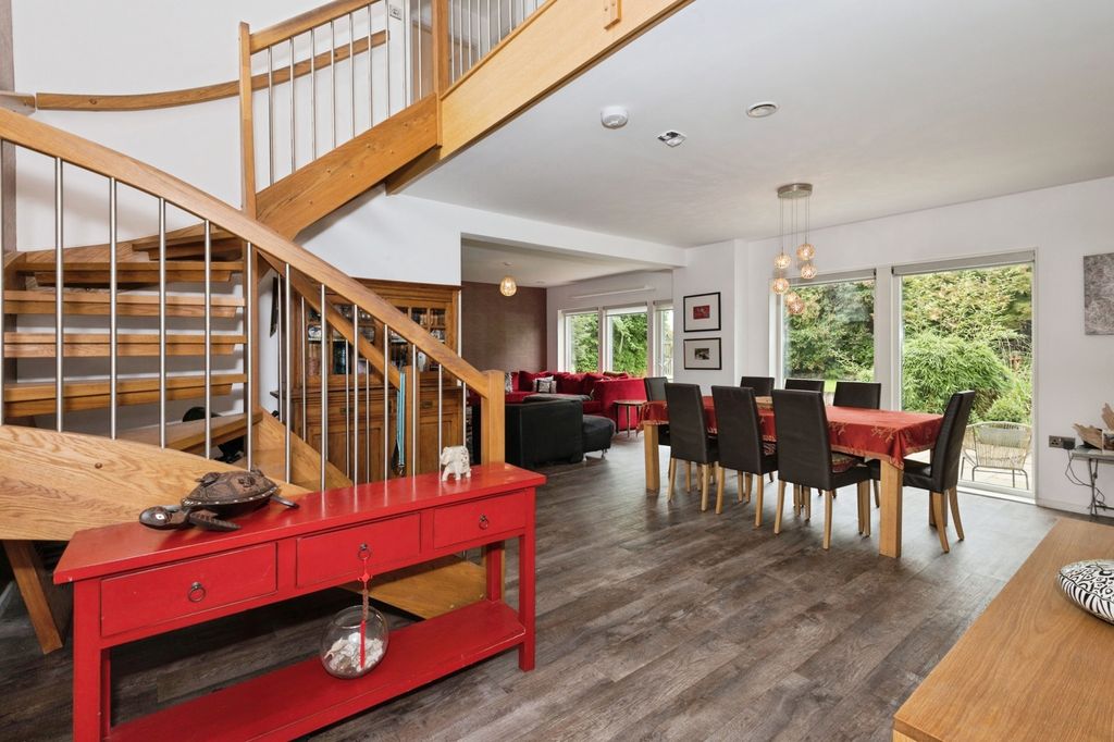 Property photo 2 of 17 Entrance Hall