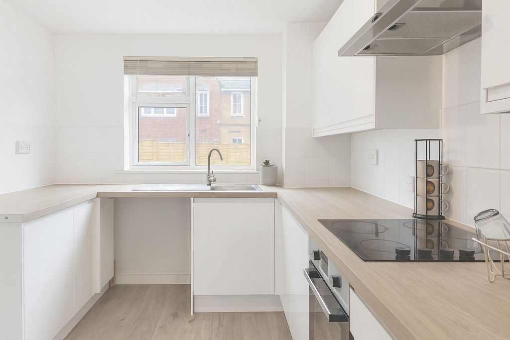 Property photo 2 of 8 Beckton, E6 - House For Sale By Barrain London Est