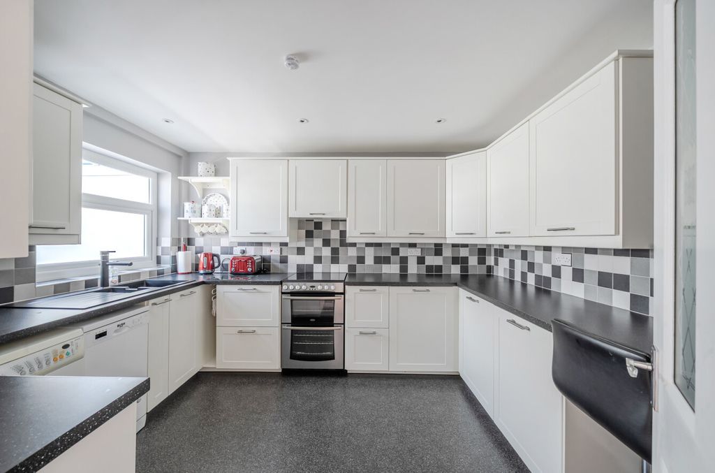 Property photo 3 of 17 Kitchen