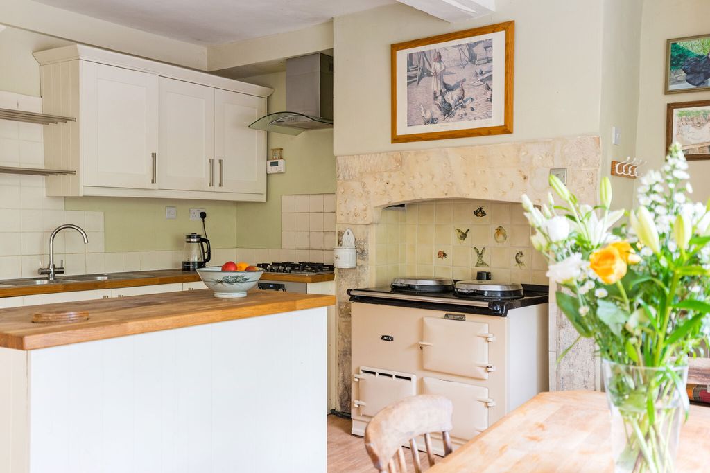 Property photo 2 of 19 Aga