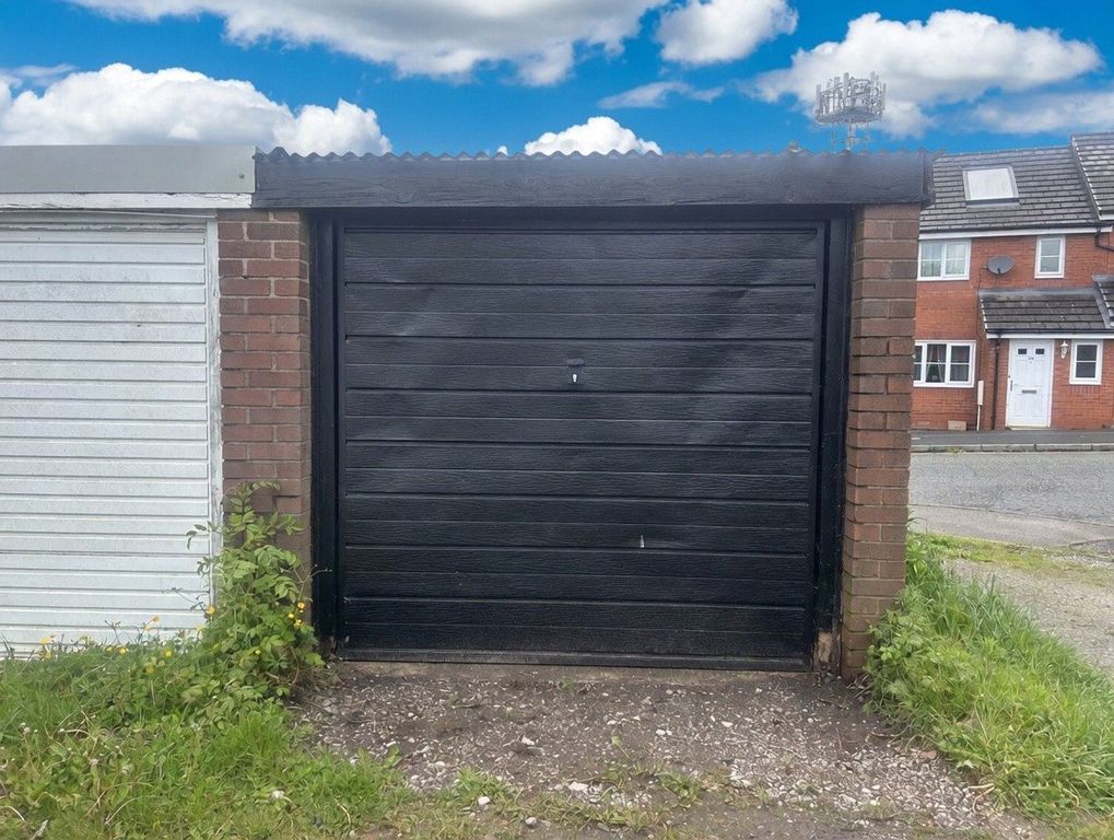Property photo 3 of 18 Garage