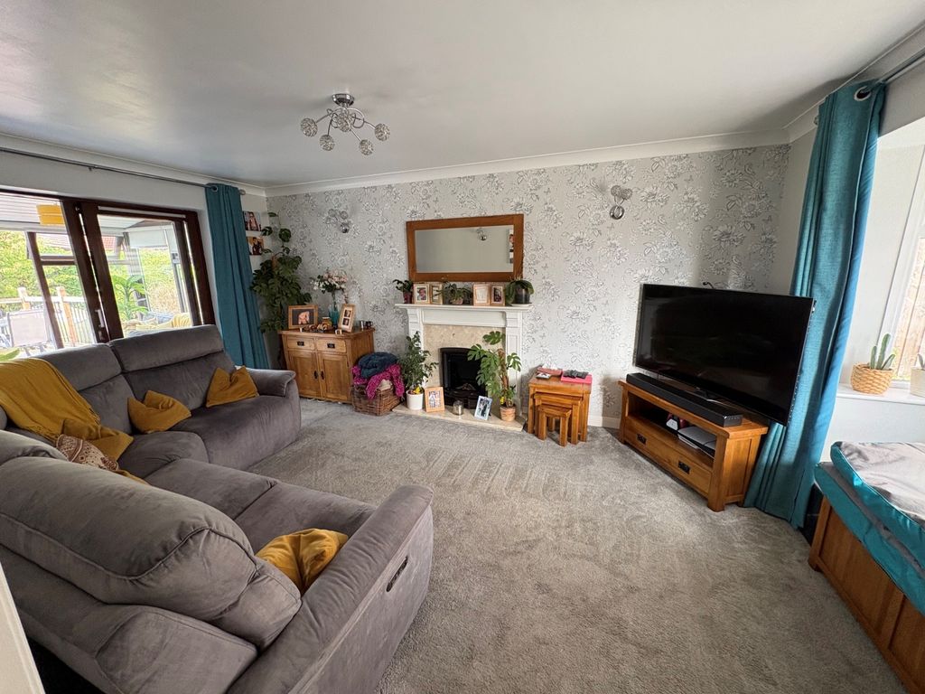 Property photo 2 of 17 Aviemore Gardens