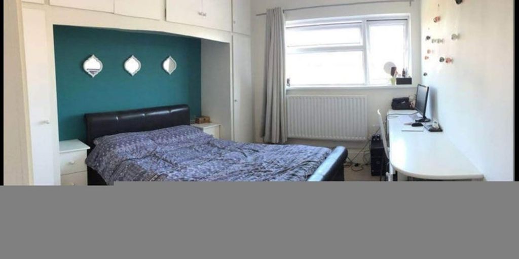 Property photo 3 of 9 This Cozy Double Bedroom Features A Comfortable Be...