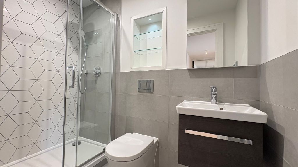 Property photo 3 of 16 Bathroom