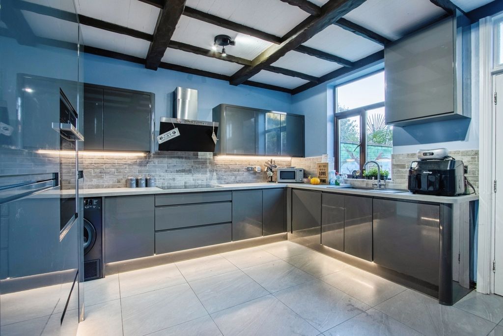 Property photo 3 of 23 Kitchen