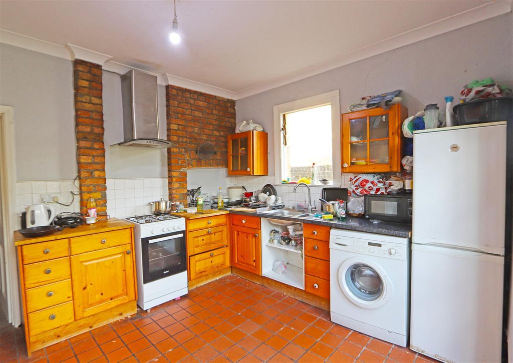 Property photo 3 of 6 Kitchen