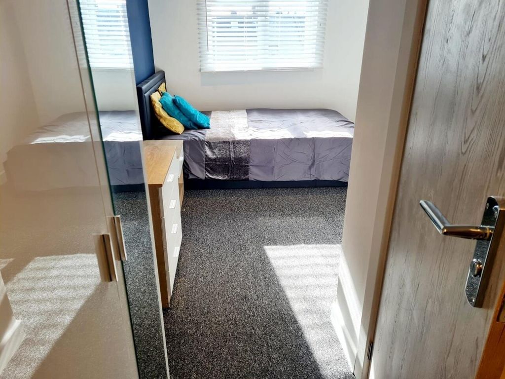 Property photo 2 of 10 Bedroom