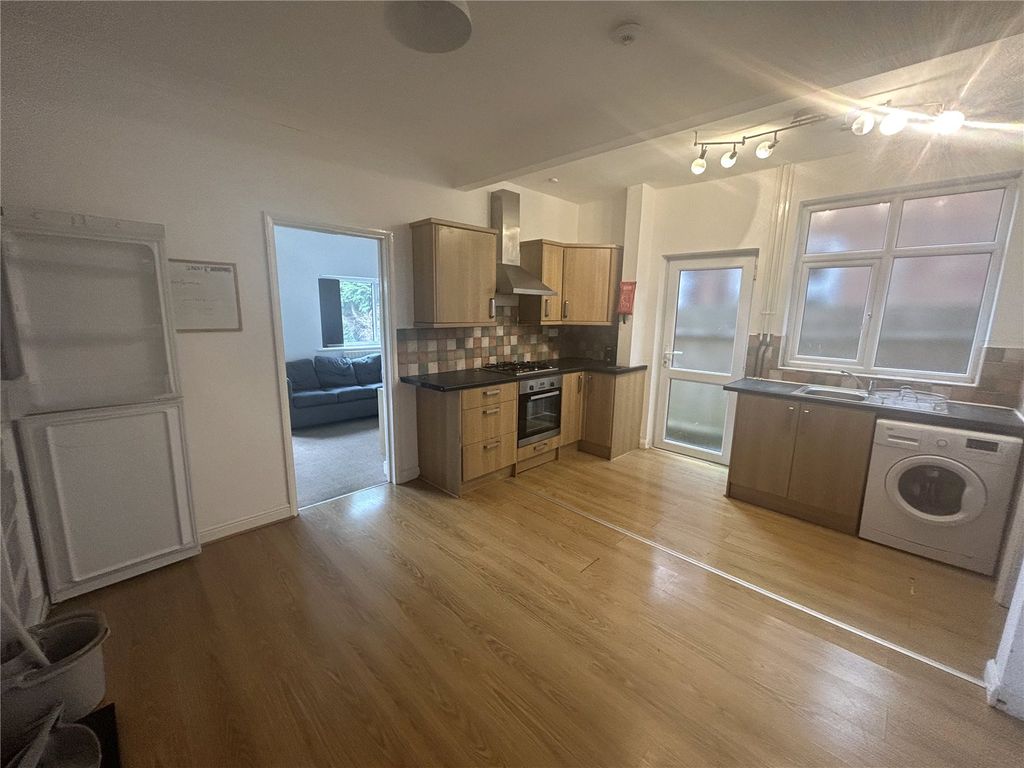 Property photo 3 of 7 Kitchen