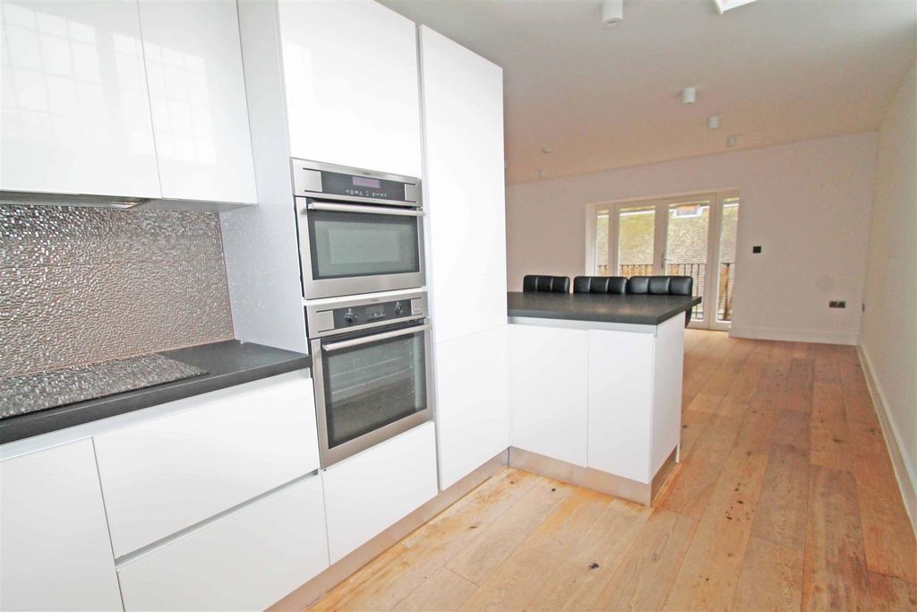 Property photo 2 of 14 Semi Open Plan Kitchen