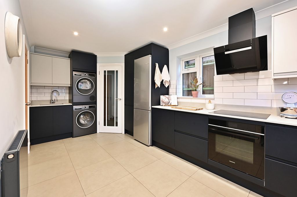 Property photo 3 of 13 6 Borderside (4)