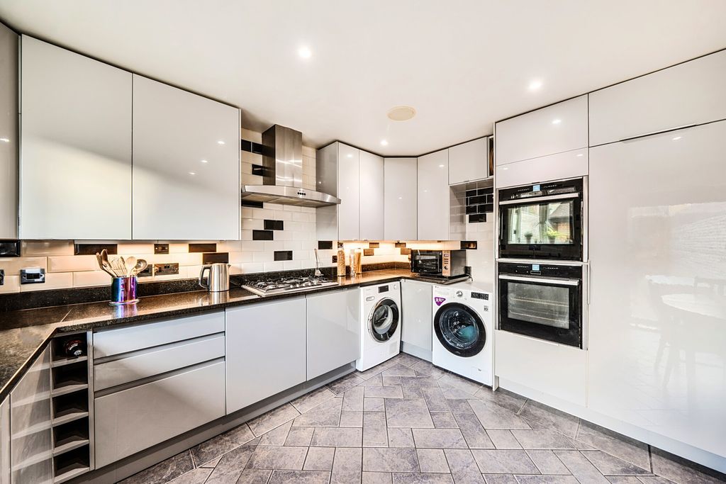 Property photo 3 of 20 Kitchen