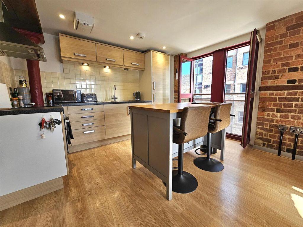 2 bed flat for saleBiddle & Shipton, Gloucester Docks GL1 photo 4