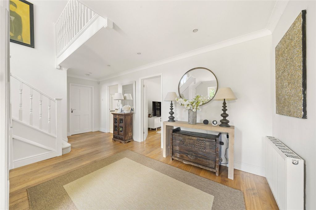 Property photo 3 of 22 Entrance Hall