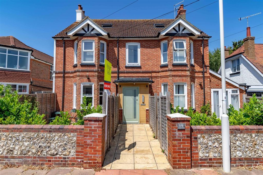 Property photo 1 of 10 Reigate Road External 1.Jpg