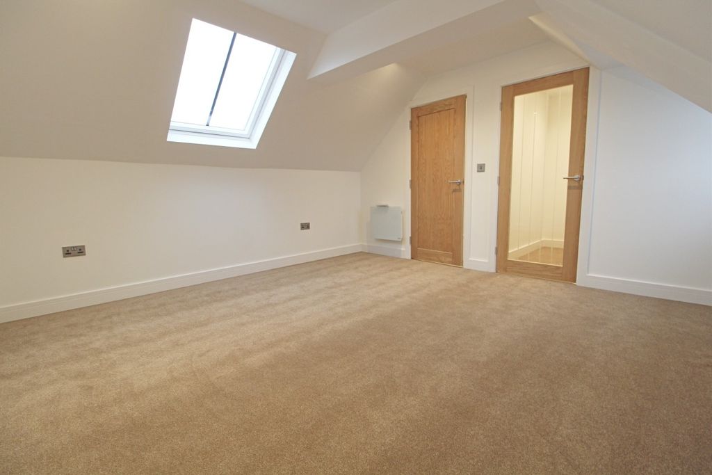 Property photo 2 of 10 Bedroom
