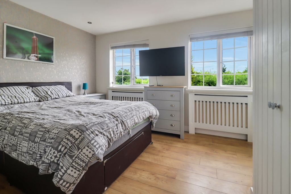 Property photo 3 of 19 Main Bedroom