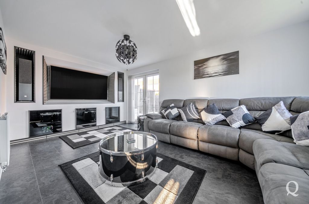 Property photo 2 of 24 34ee8401-0140-489...