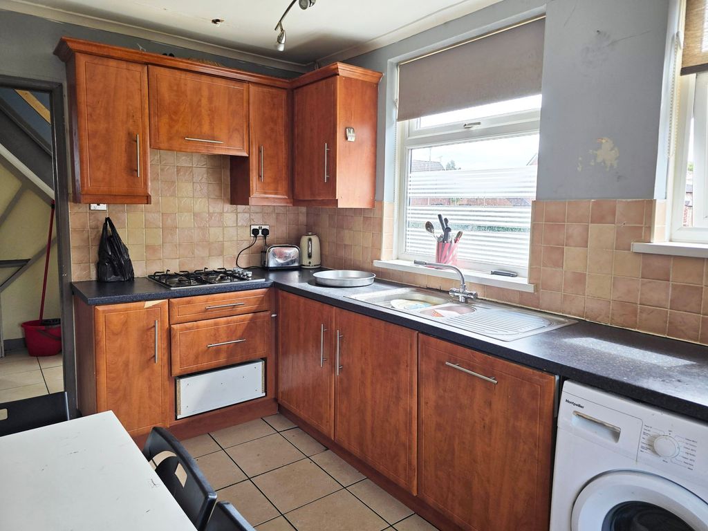 Property photo 3 of 8 Kitchen