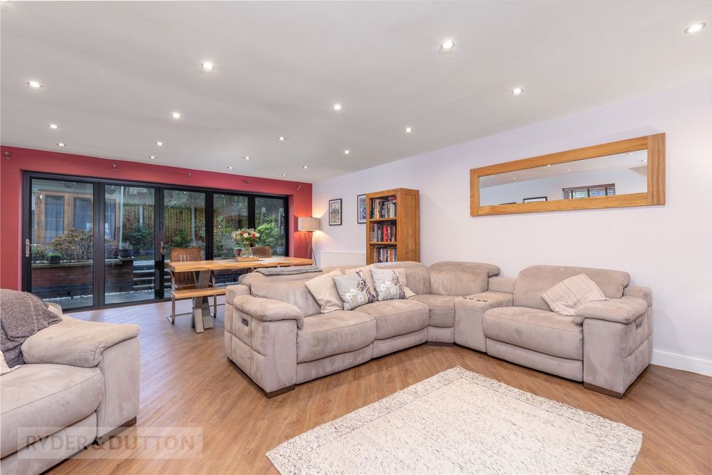 Property photo 2 of 23 Lounge