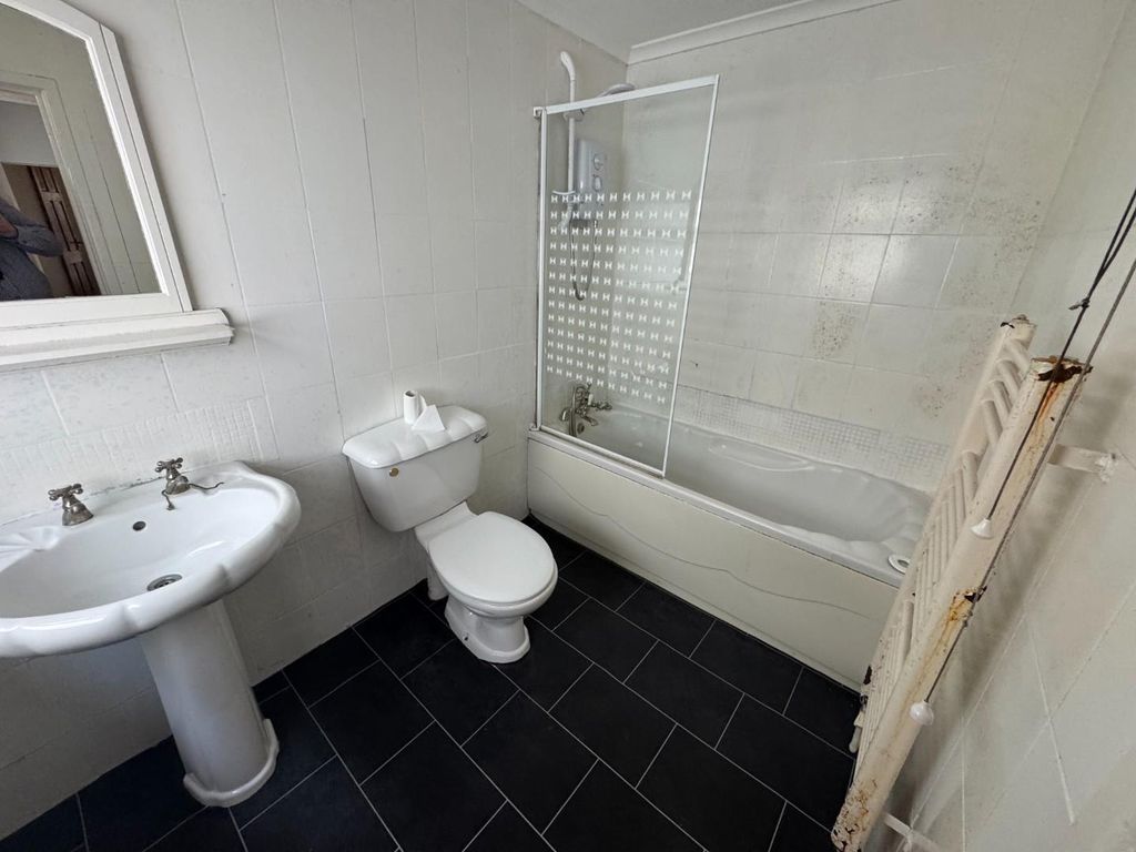 Property photo 2 of 9 Bathroom