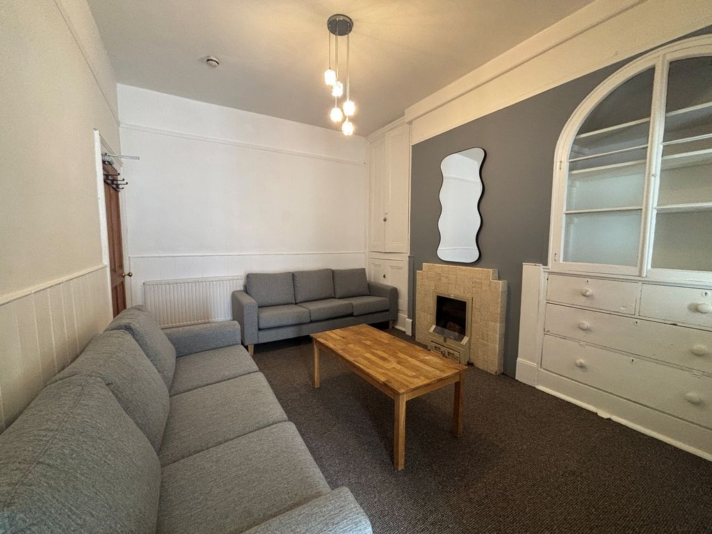 Property photo 2 of 15 Lounge