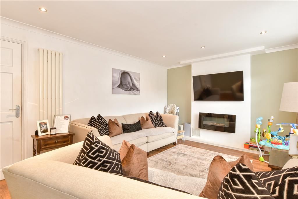 Property photo 3 of 11 Lounge