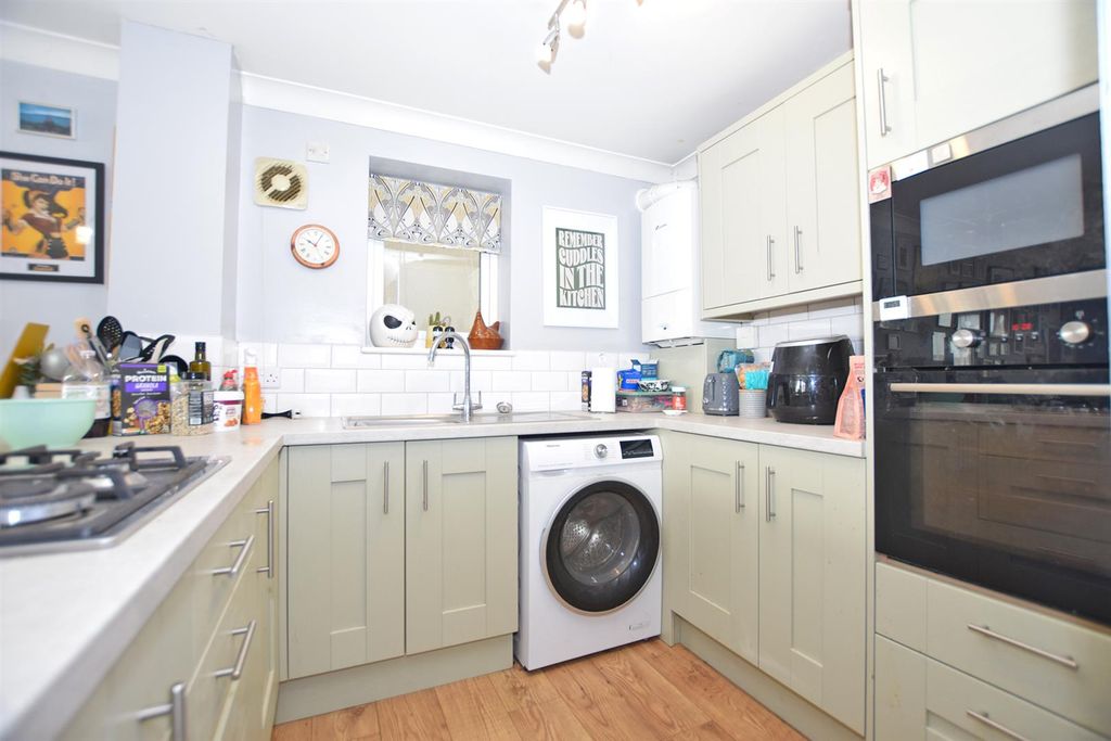 Property photo 2 of 6 Kitchen/Lounge