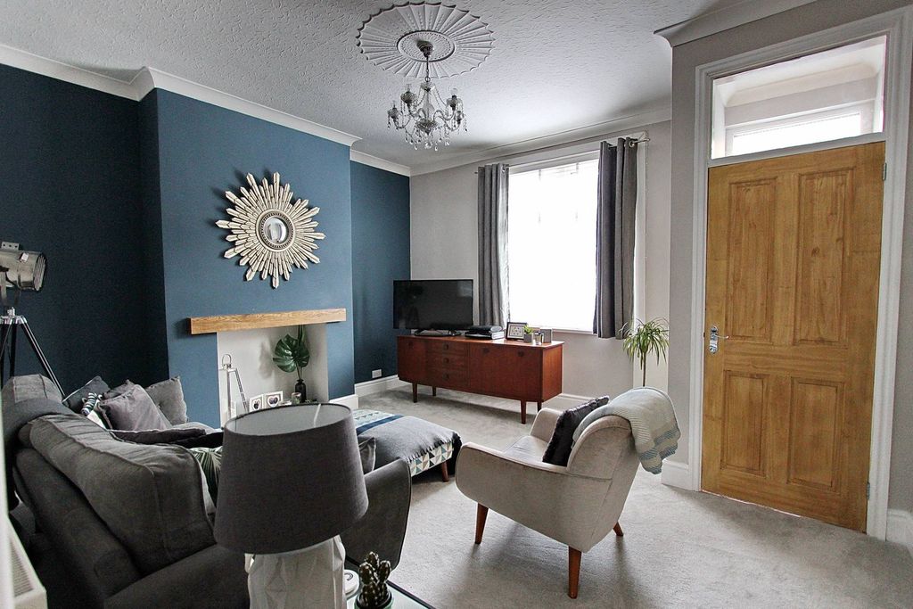 Property photo 2 of 16 Lounge