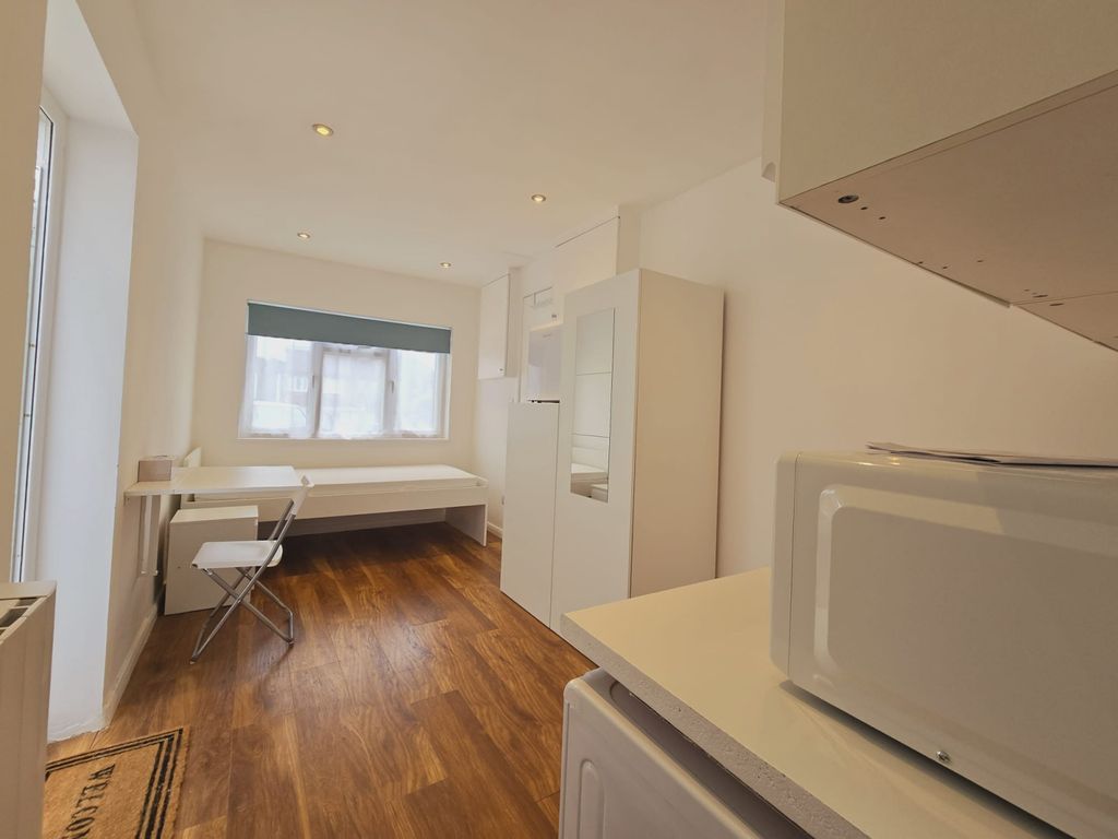 Property photo 1 of 7 A Brand New Fully Self Contained Studio Available Now