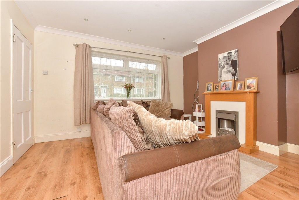 Property photo 3 of 9 Lounge