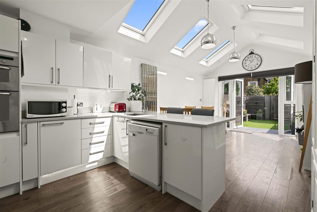 Property photo 2 of 33 77 Castle Road Tw7-32.Jpg