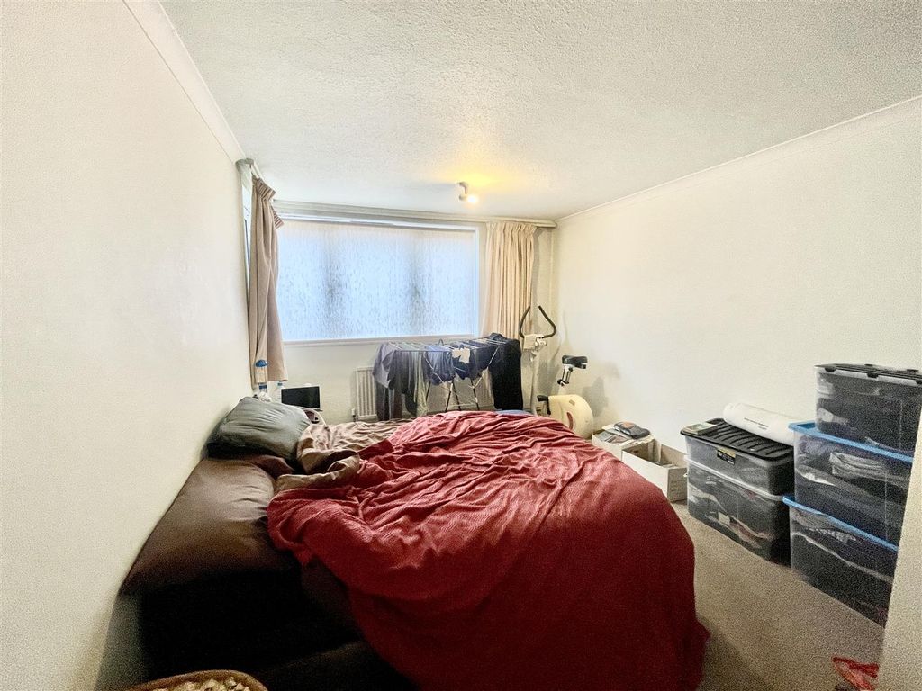 Property photo 3 of 10 Bed 1