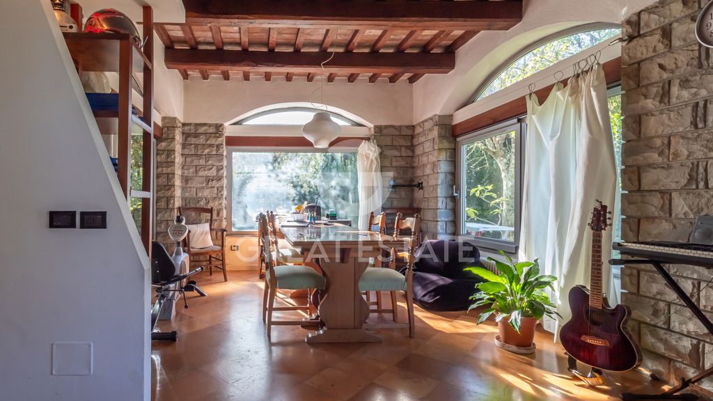 Property photo 2 of 38 Interiors