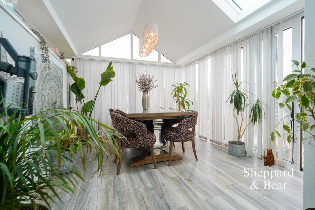 Property photo 2 of 40 Conservatory