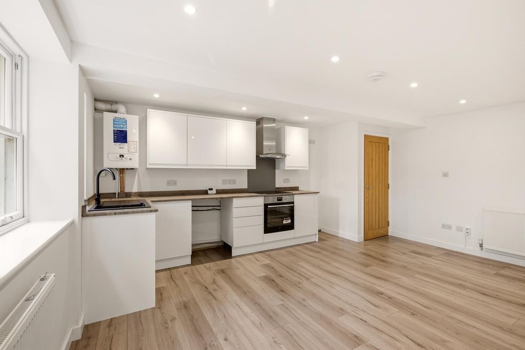 Property photo 3 of 11 Kitchen