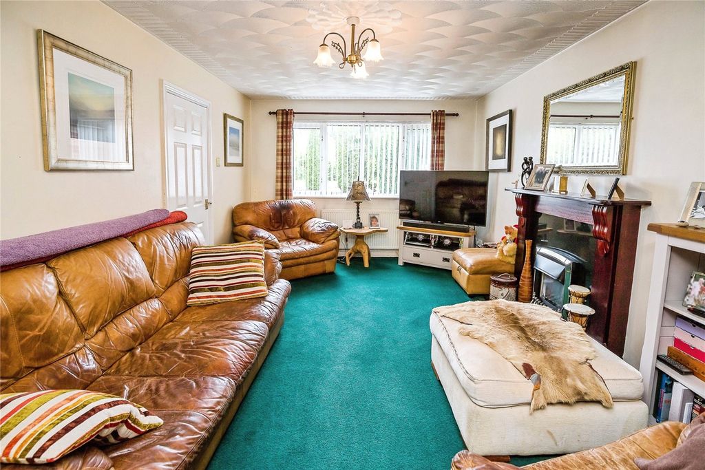 Property photo 3 of 18 Living Room