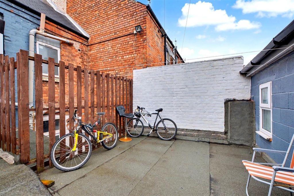 Property photo 2 of 32 Courtyard.Jpeg