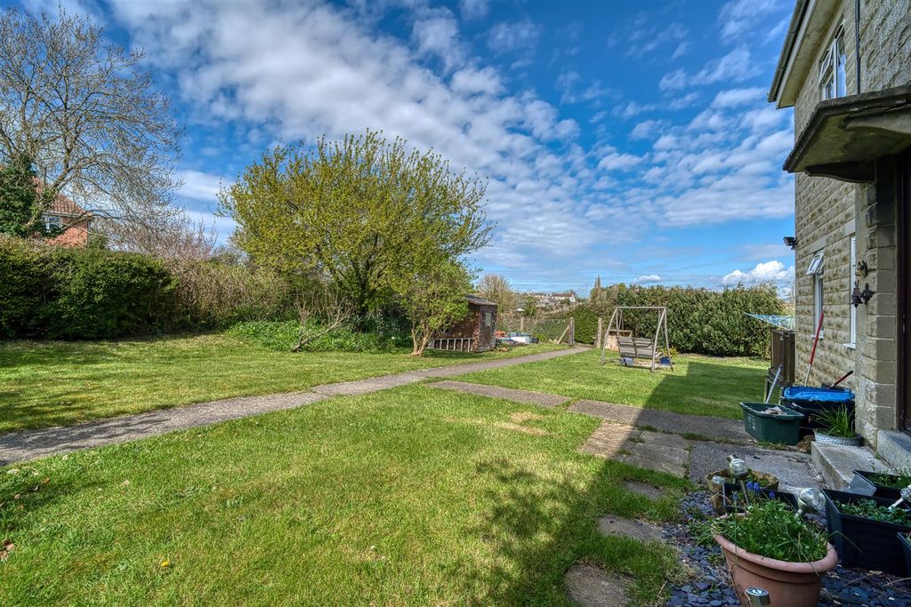 Property photo 3 of 9 Garden