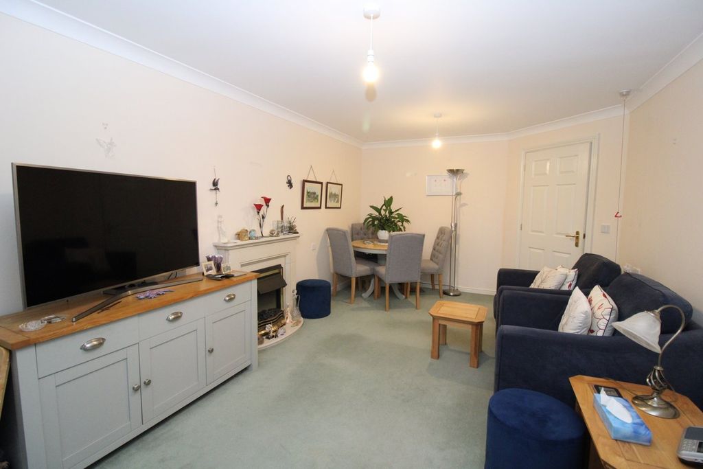 Property photo 3 of 15 Lounge