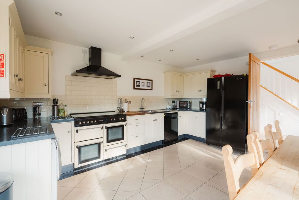 Property photo 3 of 25