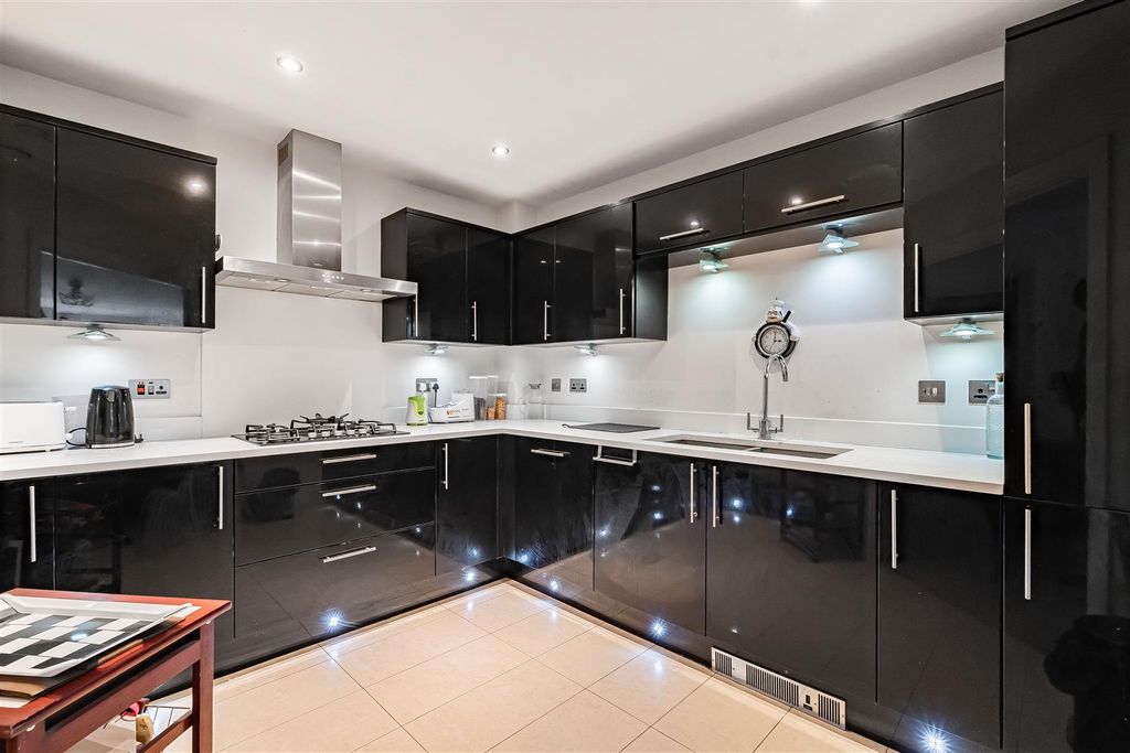 Additional image 4 of 2 bed flat for saleShoppenhangers Road, Maidenhead SL6