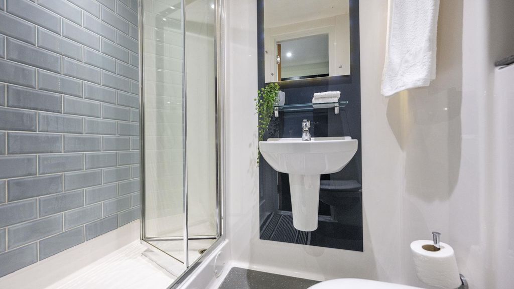 Property photo 1 of 32